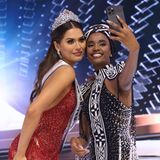 Die alte und die neue Miss Universe: Meza und Zozibini Tunzi (Siegerin 2019, im vergangenen Jahr fiel der Wettbewerb wegen Corona aus) machen auf der Bühne ein Selfie.