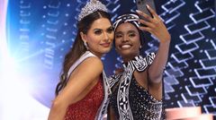 Die alte und die neue Miss Universe: Meza und Zozibini Tunzi (Siegerin 2019, im vergangenen Jahr fiel der Wettbewerb wegen Corona aus) machen auf der Bühne ein Selfie.