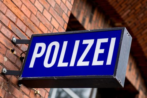 Schild an einer Polizeiwache.