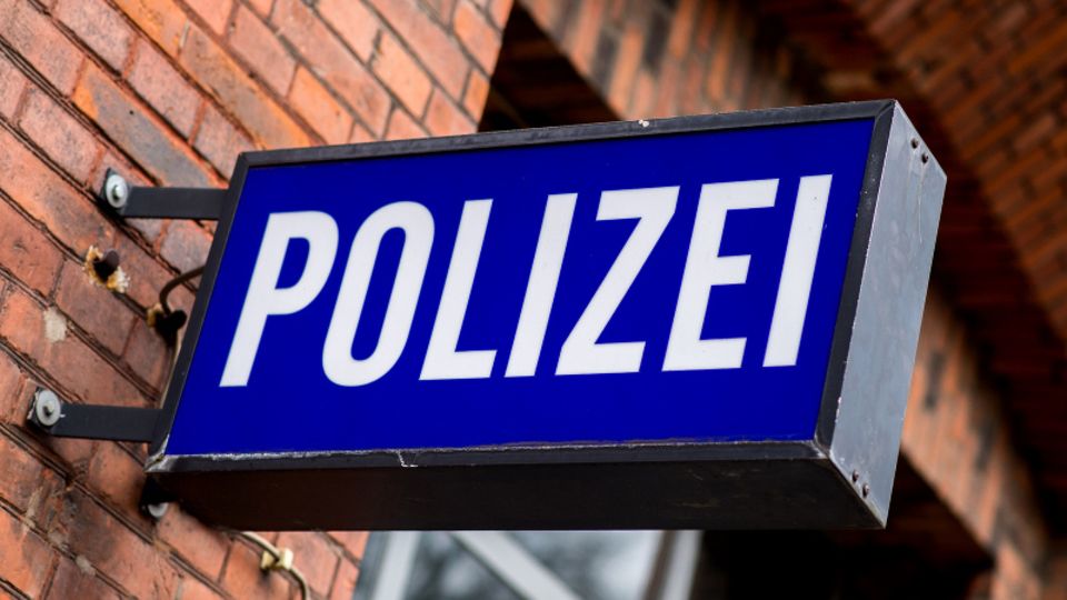 Schild an einer Polizeiwache.
