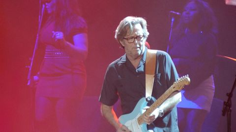 Eric Clapton während eines Konzerts im US-amerikanischen Sacramento.