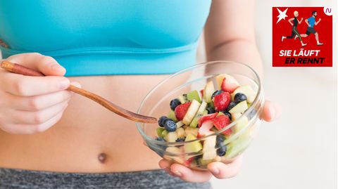 Gesunde Ernährung und Laufen: Eine Frau isst Obstsalat