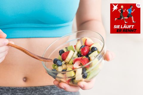 Gesunde Ernährung und Laufen: Eine Frau isst Obstsalat