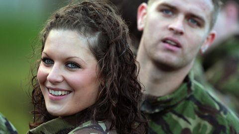Eine junge Soldatin lächelt in die Kamera