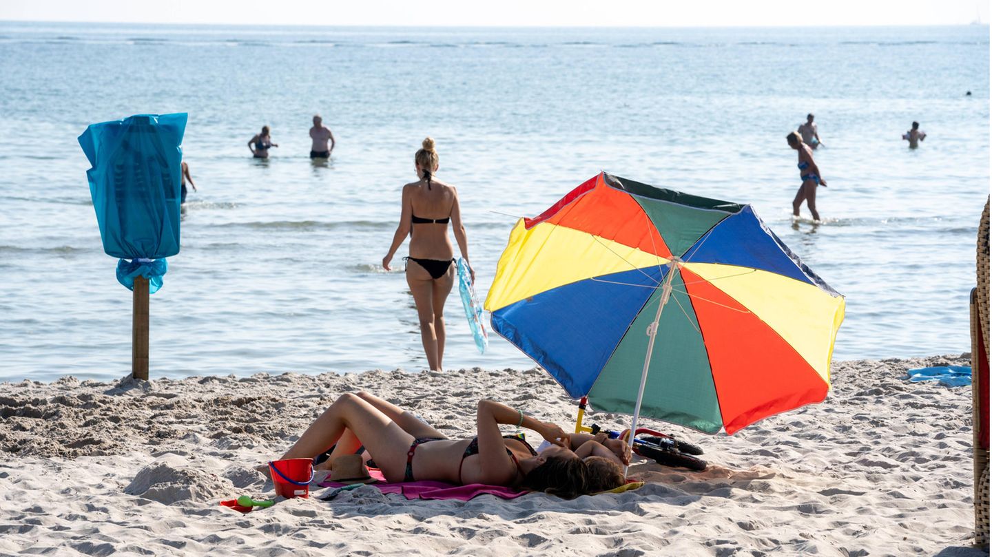 Bald wieder in der Ostsee baden gehen. Aber wird das Wetter an Pfingsten mitspielen, wie hier in Scharbeutz im vergangenen Sommer.