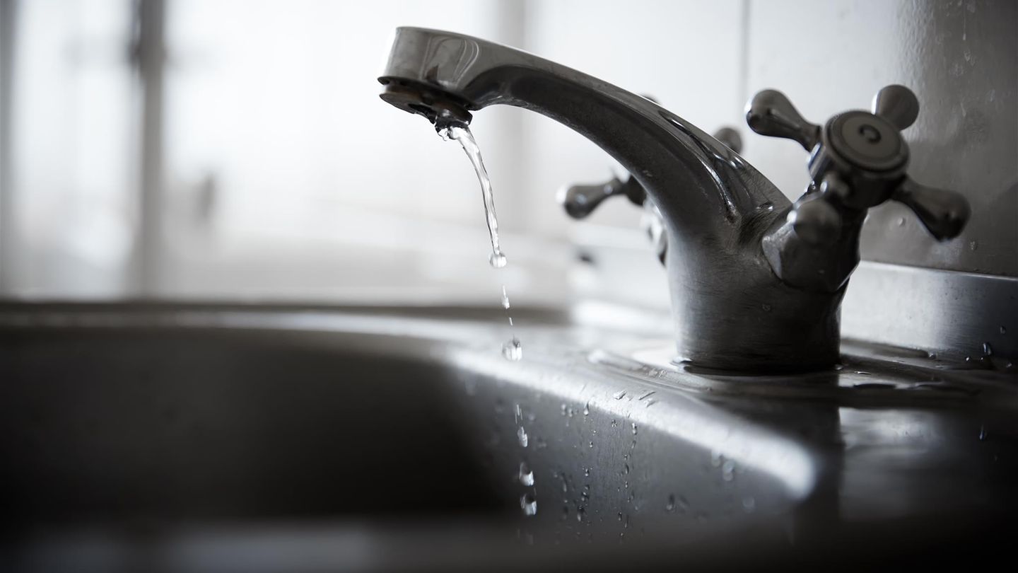 Wasser tropft aus einem Wasserhahn