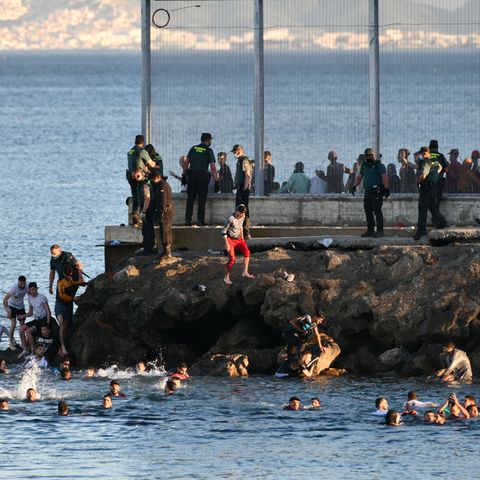 Migranten bei der Ankunft am Ufer der spanischen Nordafrika-Exklave Ceuta