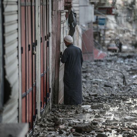Palästinensische Autonomiegebiete, Gaza-Stadt: Ein Palästinenser inspiziert die Überreste eines zerstörten Wohnhauses