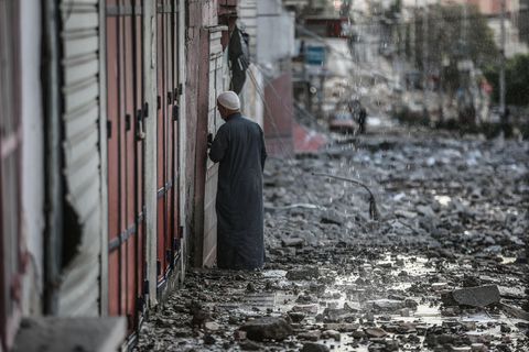 Palästinensische Autonomiegebiete, Gaza-Stadt: Ein Palästinenser inspiziert die Überreste eines zerstörten Wohnhauses