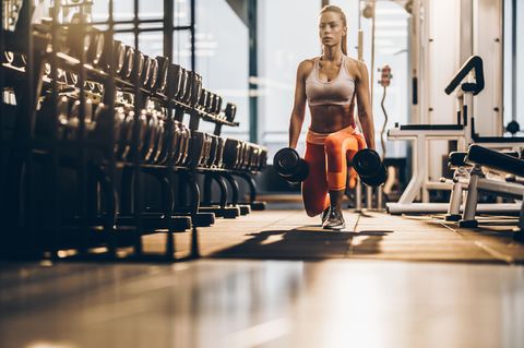 Frau im Fitnessstudio