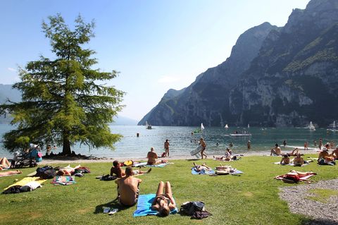 Urlauber lieben am Ufer des Gardasee