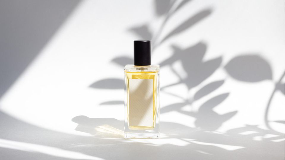 Parfüm freistehend auf weißem Hintergrund