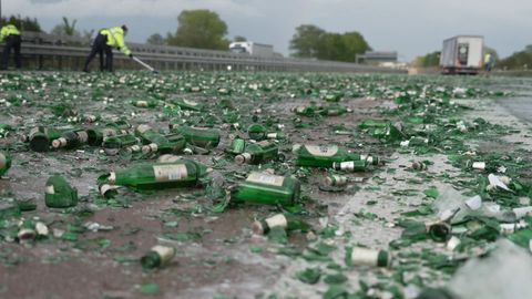 Zerstörte Bierflaschen liegen auf der Autobahn. 