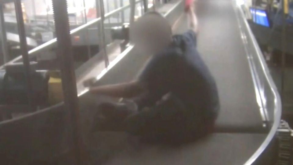 Junge auf Gepäckband Neunjähriger springt auf Kofferförderband und genießt die Fahrt – bis zum Gepäckscanner