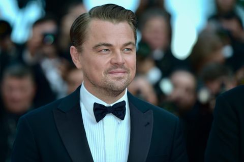 Leonardo DiCaprio auf de roten Teppich mit Fotografen im Hintergrund