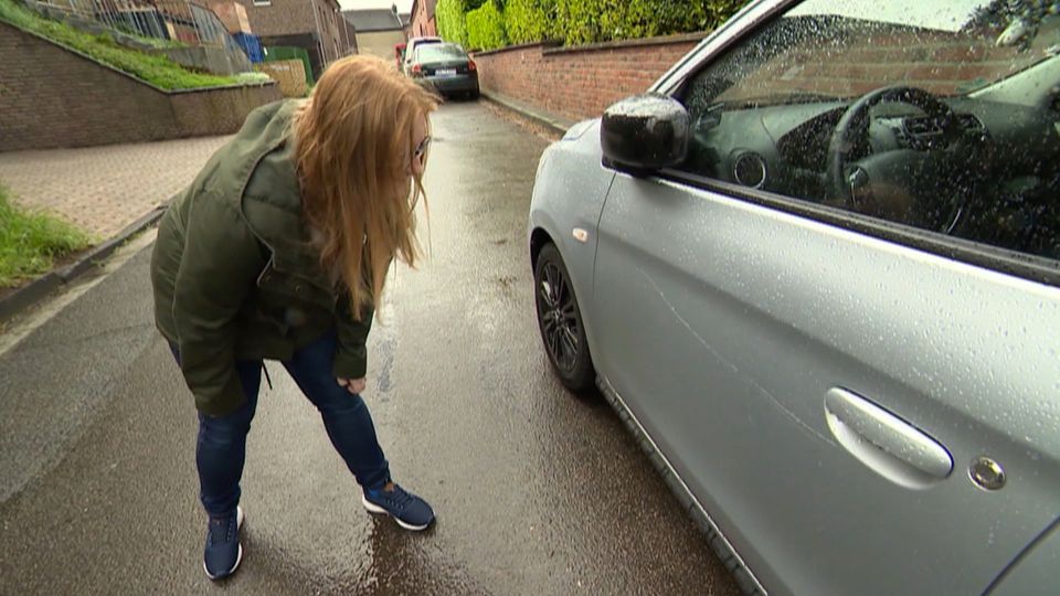 Zerkratzte Autos im Kreis Düren Spielende Mädchen haben 33 Autos mit Steinen zerkratzt.