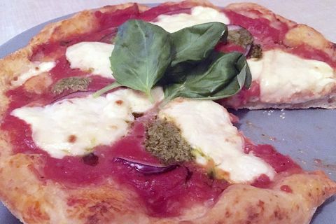 In 2 Minuten fertig: Tomaten-Büffelmozzarella-Pizza aus dem Pizzaiolo
