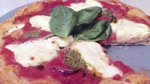 In 2 Minuten fertig: Tomaten-Büffelmozzarella-Pizza aus dem Pizzaiolo