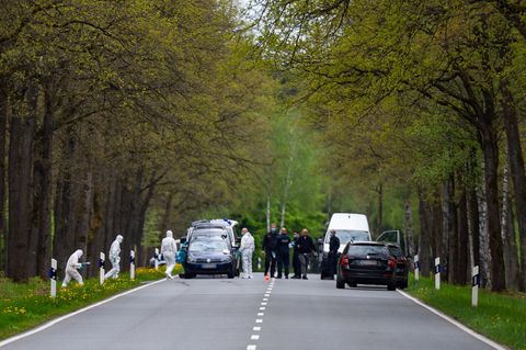 In einem Waldstück unweit von Bispingen sichern Polizisten an einer Bundesstraße Spuren am Fundort einer Kinderleiche.