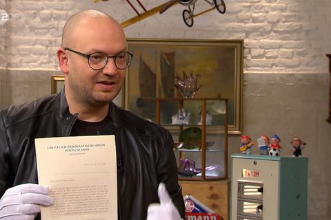Sven Deutschmanek hält im Studio von Bares für Rares den Brief Adenauers in die Kamera