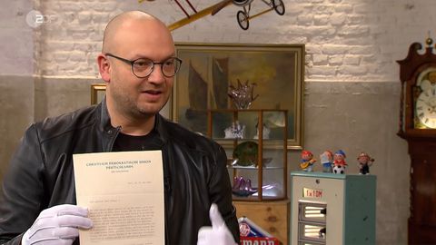 Sven Deutschmanek hält im Studio von Bares für Rares den Brief Adenauers in die Kamera