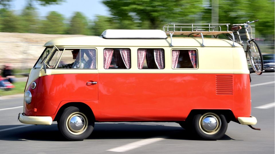 Mobiles Reisen: Der Klassiker: ein VW Bulli vom Typ T1 mit kurzem Hubdach Der Klassiker: ein VW Bulli vom Typ T1 mit kurzem Hubdach