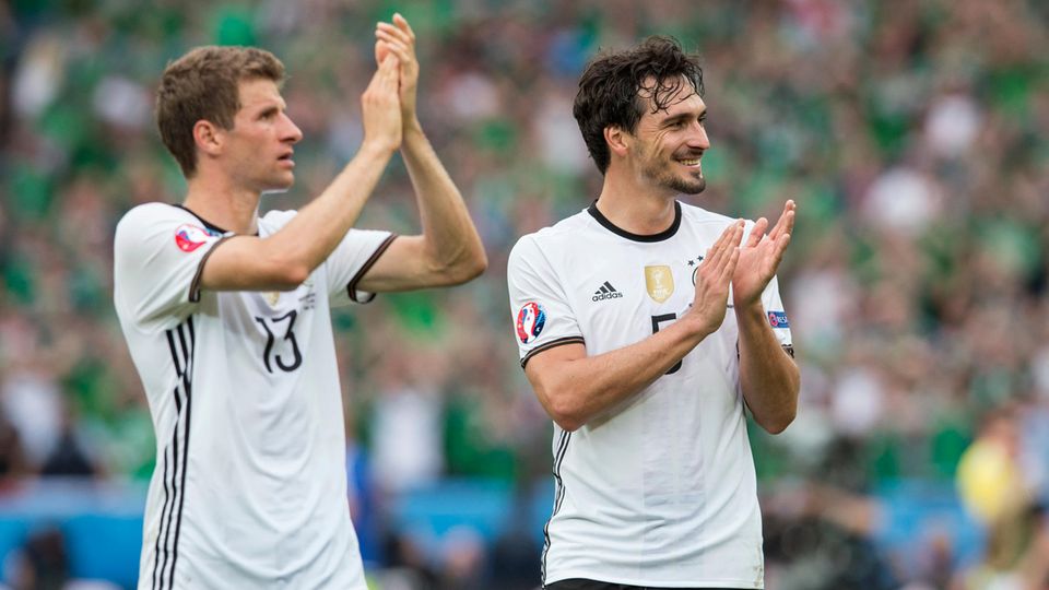 Thomas Müller und Mats Hummels bei der EM 2016 im Nationaltrikot Thomas Müller und Mats Hummels bei der EM 2016 im Nationaltrikot