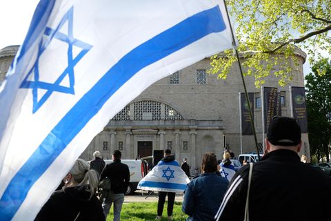 Teilnehmer einer Demonstration mit israelischen Flaggen