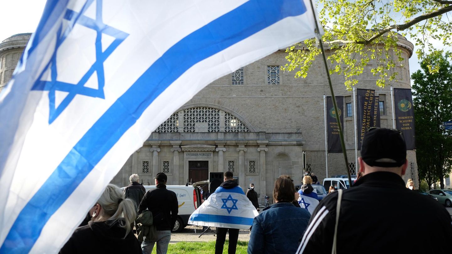 Teilnehmer einer Demonstration mit israelischen Flaggen