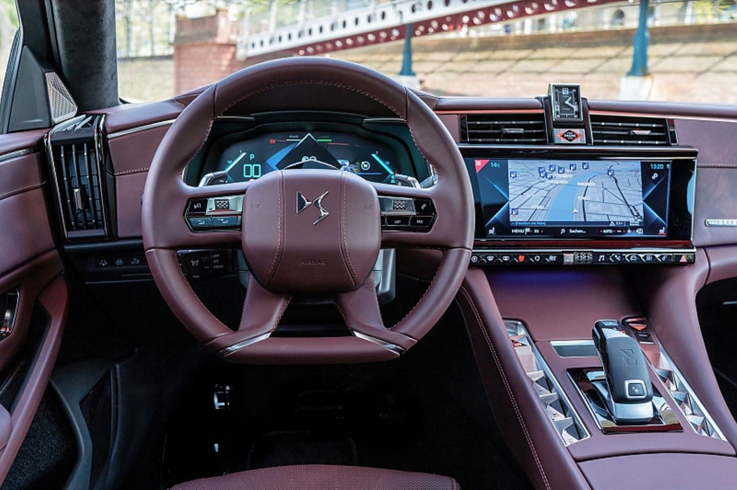 Typisches DS-Cockpit mit Zwölf Zoll Monitor