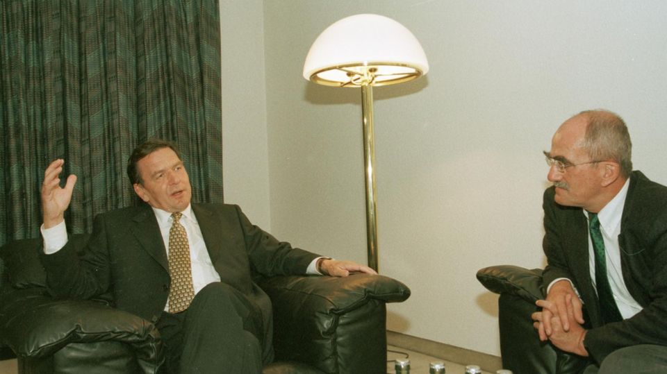 Hans Peter Schütz im Gespräch mit Ex-Kanzler Gerhard Schröder Hans Peter Schütz im Gespräch mit Ex-Kanzler Gerhard Schröder