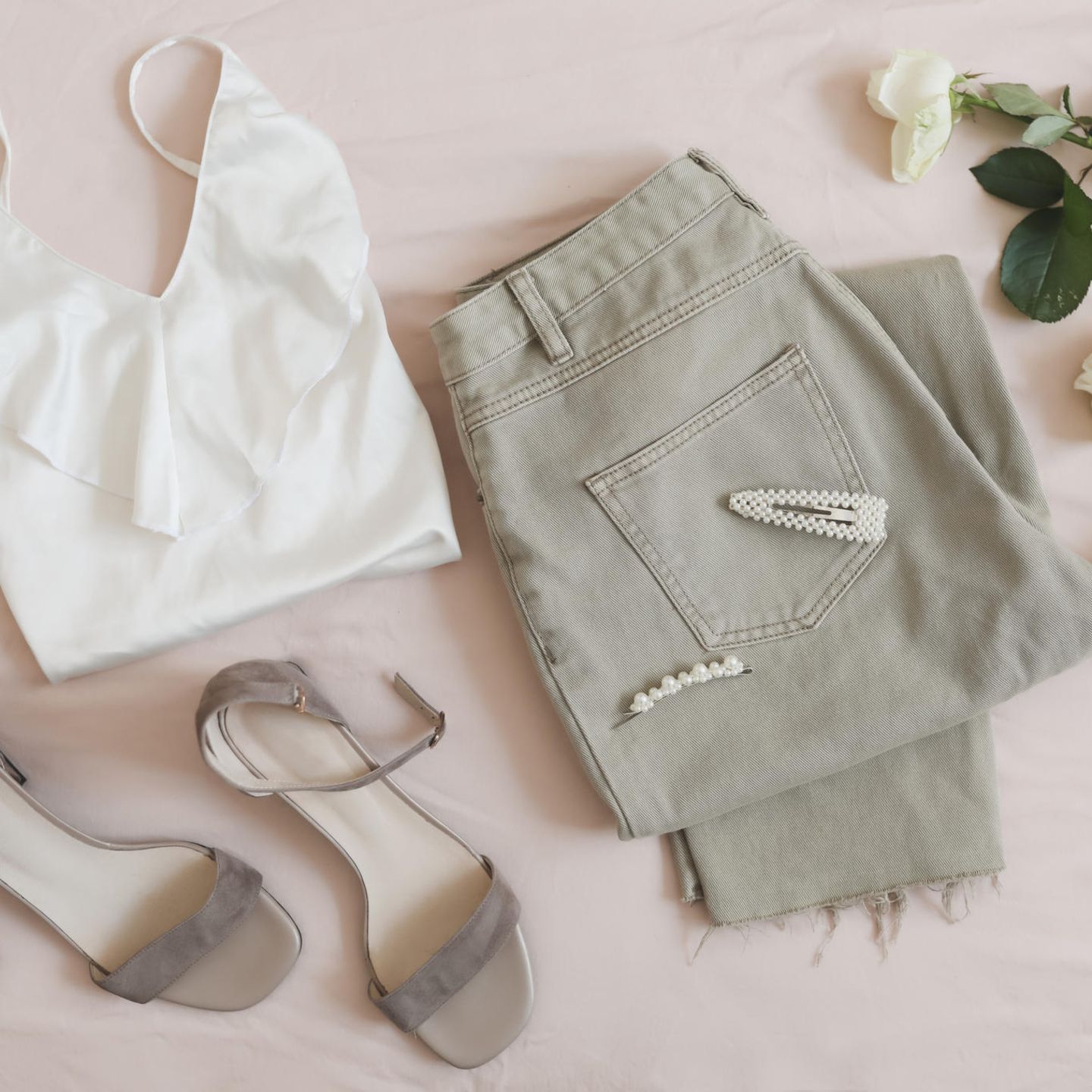 Lingerie-Top und Jeans liegen drapiert auf dem Boden