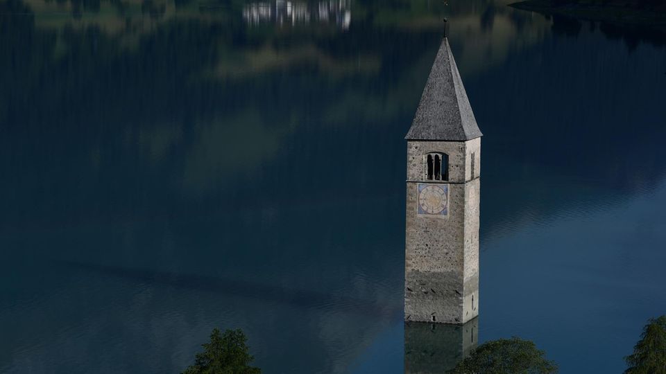 Versunkenen Pfarrkirche in Graun im Vinschgau Der Kirchturm der versunkenen Pfarrkirche St. Katharina ragt aus dem dem Reschensee in Graun im Vinschgau