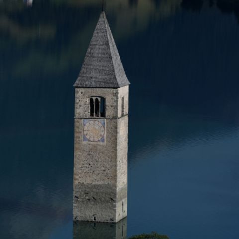 Das Wasserablassen aus dem Reschensee in Graun im Vinschgau brachte das geflutete Dorf wieder zum Vorschein.