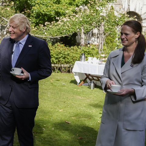 Krankenschwester Jenny McGee steht bei einer Gartenparty in der Downing Street mit Premierminister Boris Johnson.