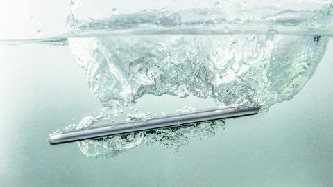 Wasserdichte Handys: Ein Smartphone taucht unter.