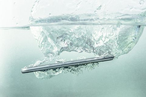 Wasserdichte Handys: Ein Smartphone taucht unter.
