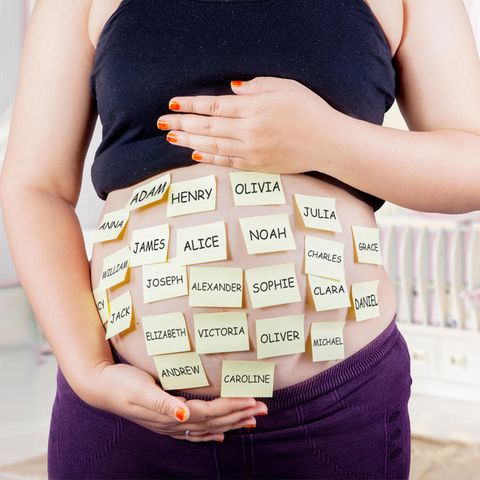 Eine Schwangere hat Post-Its auf ihren Bauch geklebt, auf denen viele verschiedene Namen stehen