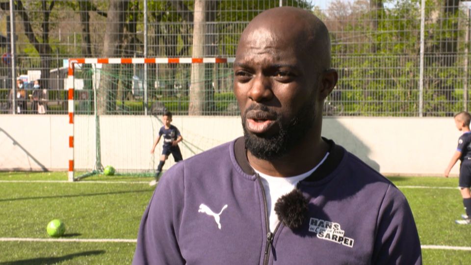 Fit in den Frühling: Hans Sarpei gibt Kindern Bewegungstipps