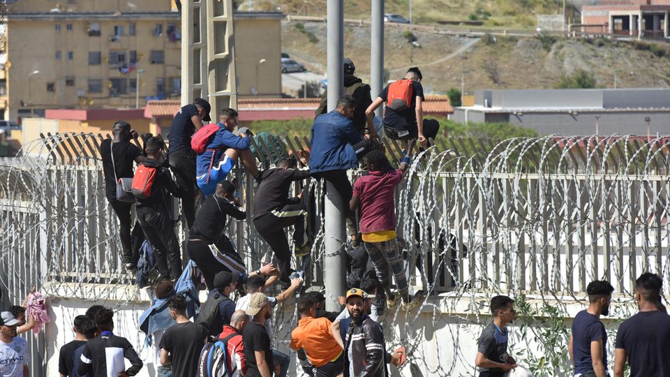 Über den Granzzaun geht es aus Marokko in die spanische Enklave Ceuta. Über den Granzzaun geht es aus Marokko in die spanische Enklave Ceuta.