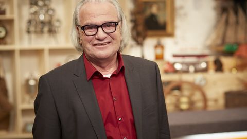 Albert Maier steht im Studio von Bares für Rares in Pulheim und lächelt in die Kamera