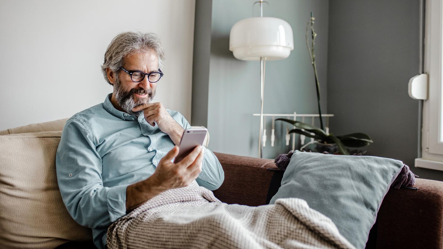 Mann mit Smartphone in der Hand Mann mit Smartphone in der Hand