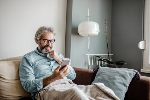 Mann mit Smartphone in der Hand