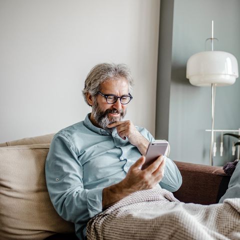 Mann mit Smartphone in der Hand
