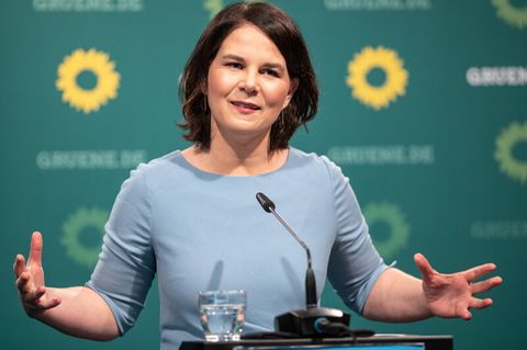 Annalena Baerbock, Kanzlerkandidatin und Bundesvorsitzende von Bündnis 90/Die Grünen, hebt die Hände