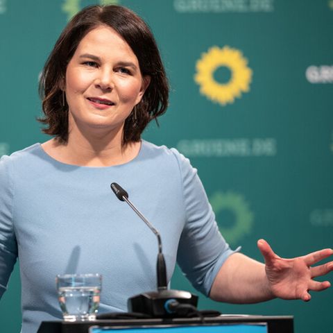 Annalena Baerbock, Kanzlerkandidatin und Bundesvorsitzende von Bündnis 90/Die Grünen, hebt die Hände