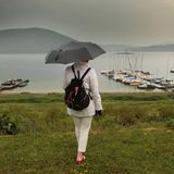 Nässe bei Regen  In Zeiten von Ausgangssperren kann man folgende Kritik nur den Kopf schütteln: "Abends ist der Fußmarsch zwar ein wenig dunkel (und nass bei Regen!)", bemängelt Urlauber Christian. Ob es ein guter Beschwerdegrund ist, dass es abends dunkel und bei Regen nass ist, bleibt offen. Aktuell sind die meisten Menschen wohl froh, überhaupt draußen sein zu können. Oder wie Urlauber Udo es formuliert: "Bei Regen wird man nass. Sehr nass."