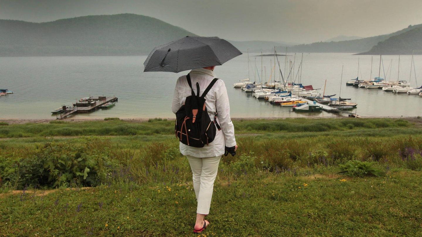 Hotelbewertungen bei Holidaycheck: Nässe bei Regen In Zeiten von Ausgangssperren kann man über folgende Kritik nur den Kopf schütteln: "Abends ist der Fußmarsch zwar ein wenig dunkel (und nass bei Regen!)", bemängelt Urlauber Christian. Ob es ein guter Beschwerdegrund ist, dass es abends dunkel und bei Regen nass ist, bleibt offen. Aktuell sind die meisten Menschen wohl froh, überhaupt draußen sein zu können. Oder wie Urlauber Udo es formuliert: "Bei Regen wird man nass. Sehr nass." Nässe bei Regen In Zeiten von Ausgangssperren kann man folgende Kritik nur den Kopf schütteln: "Abends ist der Fußmarsch zwar ein wenig dunkel (und nass bei Regen!)", bemängelt Urlauber Christian. Ob es ein guter Beschwerdegrund ist, dass es abends dunkel und bei Regen nass ist, bleibt offen. Aktuell sind die meisten Menschen wohl froh, überhaupt draußen sein zu können. Oder wie Urlauber Udo es formuliert: "Bei Regen wird man nass. Sehr nass."
