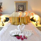 Abwechslung im Bett  Nach vielen Monaten im eigenen Bett freut sich fast jeder über einen Wechsel ins Hotelbett. Vielleicht wird daher jetzt aus einem früheren Beschwerdegrund ein Grund zum Feiern? In den etwas älteren Bewertungen beschweren sich jedenfalls noch Wasserbetten-Fans wie Urlauberin Andrea: "Die Betten waren für unseren Geschmack etwas zu hart, aber wir haben zu Hause ein Wasserbett." Traditionalisten wie Urlauber Michael wunderten sich: "Schickes Zimmer, nur mit dem Wasserbett, ich weiß nicht. Evtl. zu wenig Wasser?"