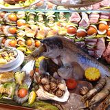 Es ist einfach alles zu viel  Take-away oder selbst kochen – das waren die zwei Wahlmöglichkeiten während der Corona-Zeit zu Hause. Da freuen sich nun viele UrlauberInnen auf eine Rundumverpflegung ohne Stress und Abwasch im Hotel. Aber nicht jeder kann mit dem umfassenden Speisenangebot etwas anfangen. "Das Hotel bietet meines Wissens nur Vollpension als Verpflegungsoption an. Dies war uns jedoch etwas viel", klagt Urlauber Hans-Jörg.